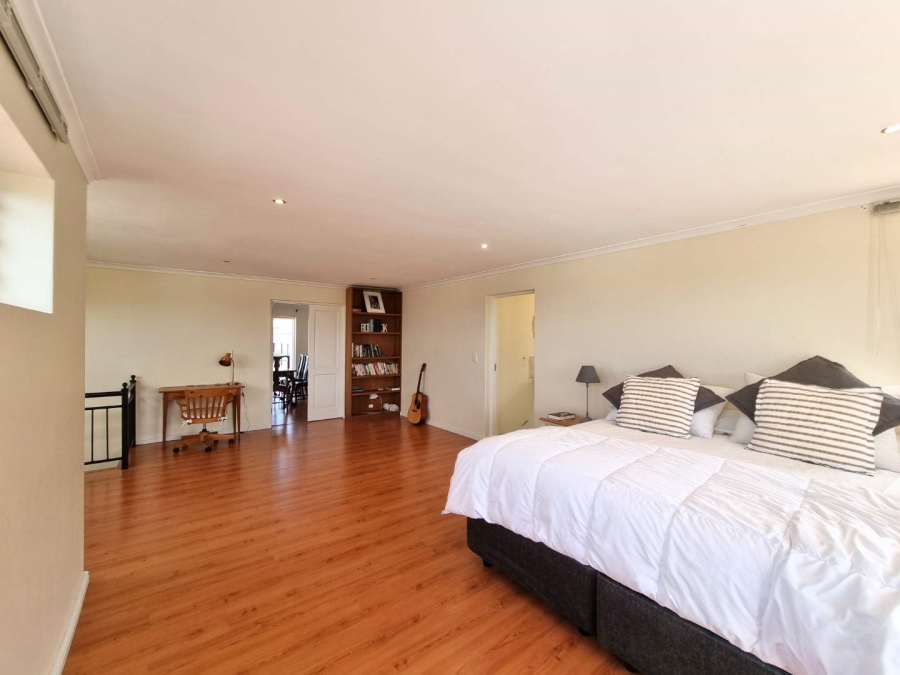 5 Bedroom Property for Sale in Chanteclair Western Cape